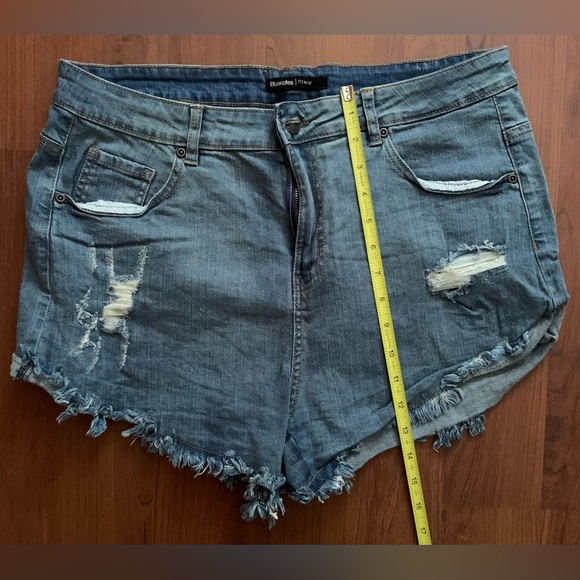 BLUENOTES Women’s Torn Jean Shorts Blue Size 34W - Picture 5 of 6